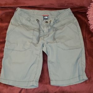 (B) The North Face shorts